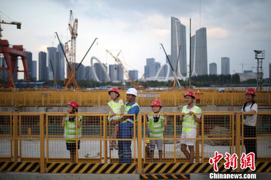 建设者子女走进南京五桥工地感受父辈建设成就