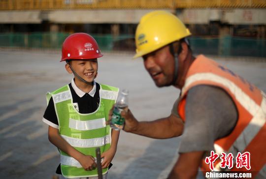 建设者子女走进南京五桥工地感受父辈建设成就