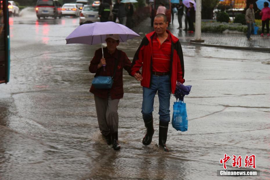 青海西宁发布暴雨黄色预警 市区街道积水严重