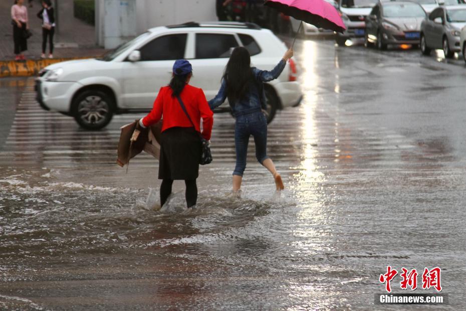 青海西宁发布暴雨黄色预警 市区街道积水严重