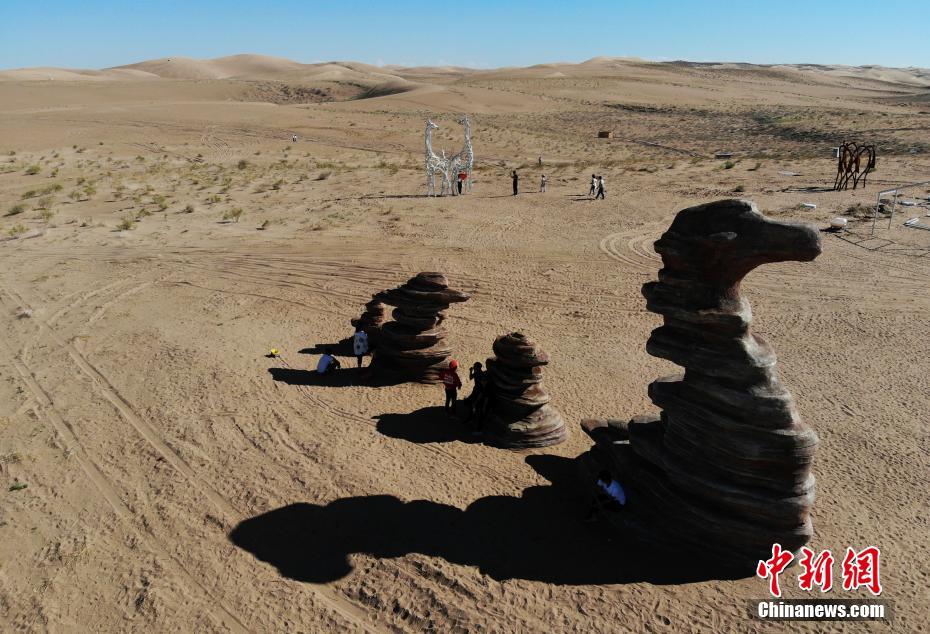 多件雕塑作品亮相甘肃民勤沙漠