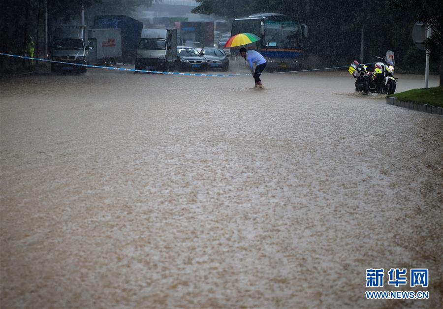 深圳遭遇暴雨天气