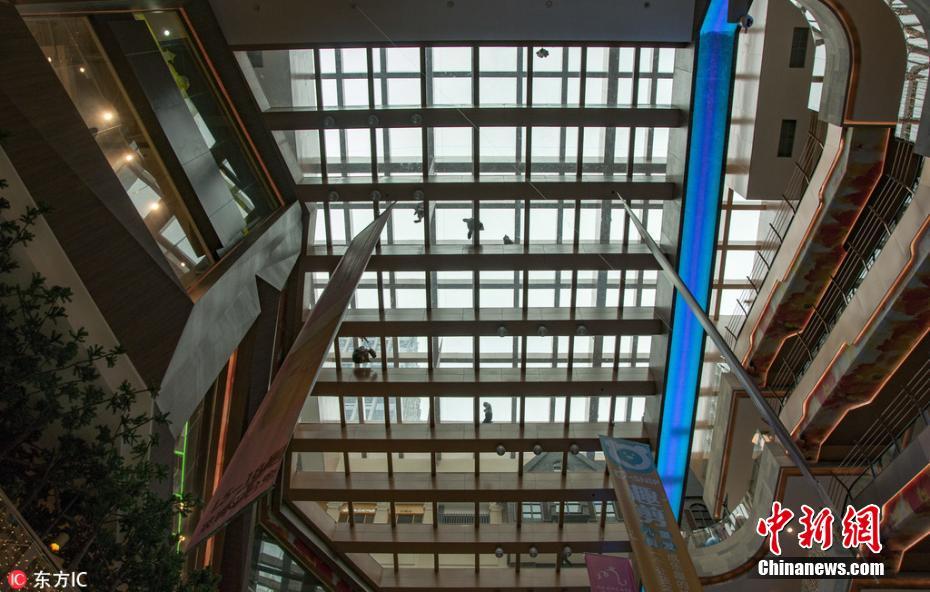 西安一商场五楼出现“玻璃地板” 一眼望到大楼底层