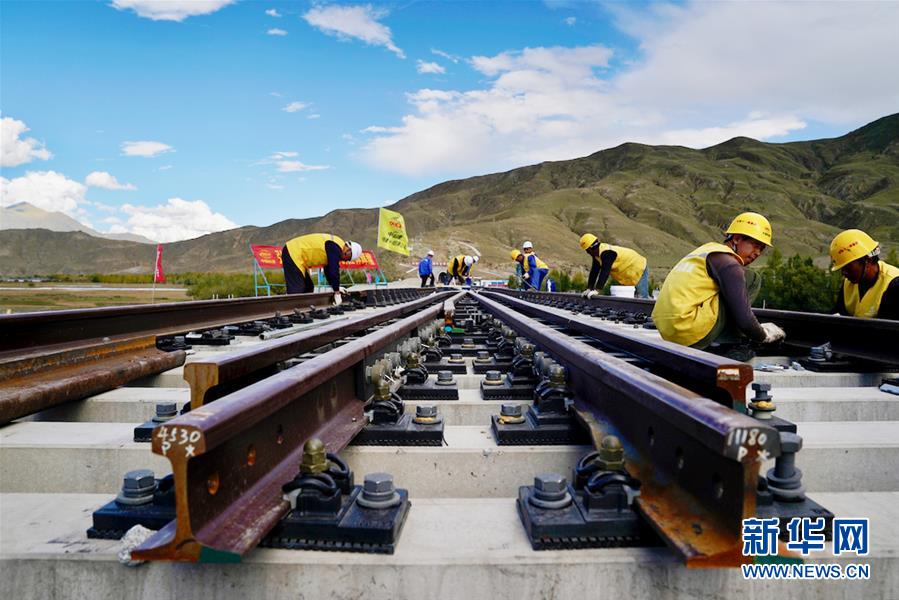 川藏铁路拉林段首组道岔铺设成功