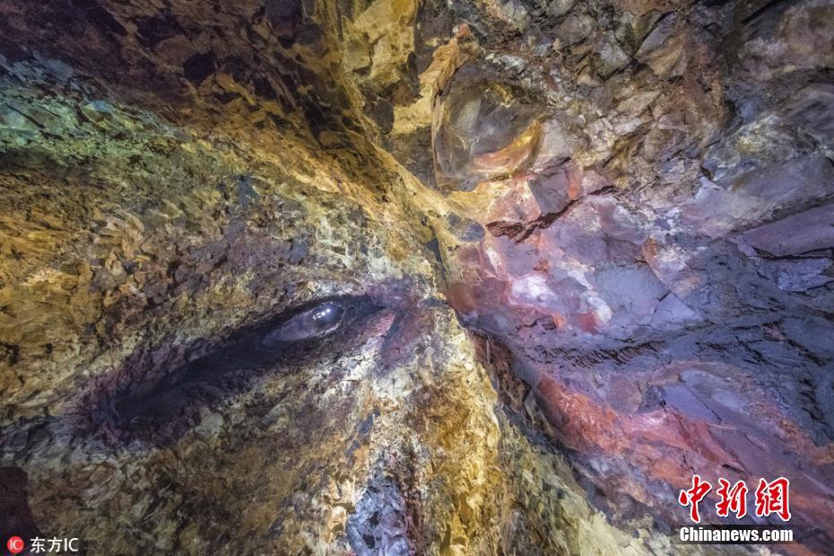 摄影师深入火山心脏 熔岩冲击形成天然“壁画”