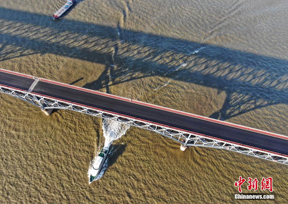 南京长江大桥主桥摊铺沥青崭露新颜