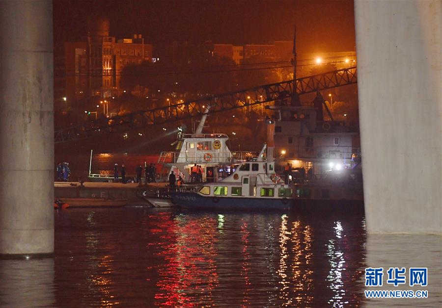 夜幕降临，重庆万州公交客车坠江事故救援工作仍在进行中