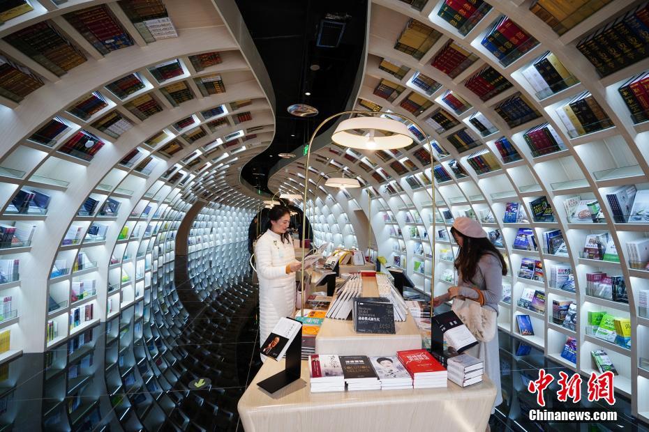 书店设计融入喀斯特地貌 隧道造型令人眼前瞩目
