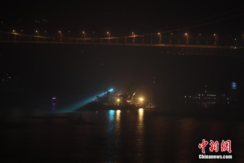 重庆万州坠江公交车打捞出水 车身明显变形
