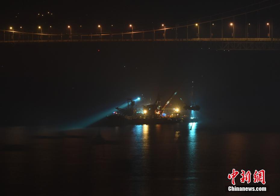 重庆万州坠江公交车打捞出水 车身明显变形