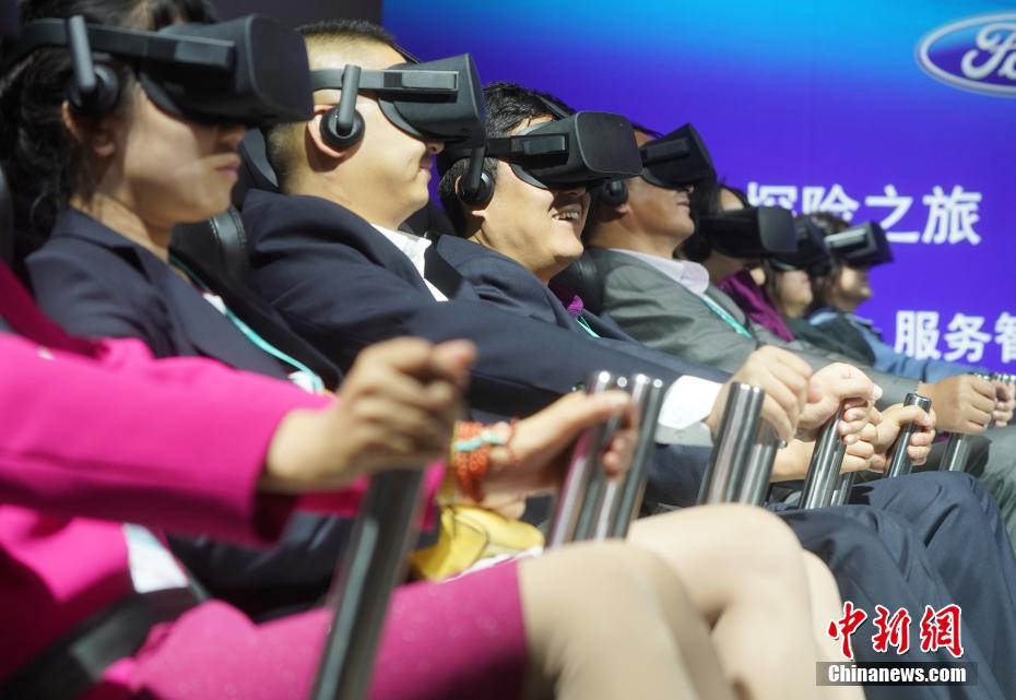 首届进博会 参观者用VR观看汽车产品介绍