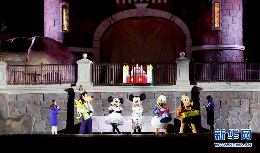 上海迪士尼庆祝米老鼠动漫形象90岁生日