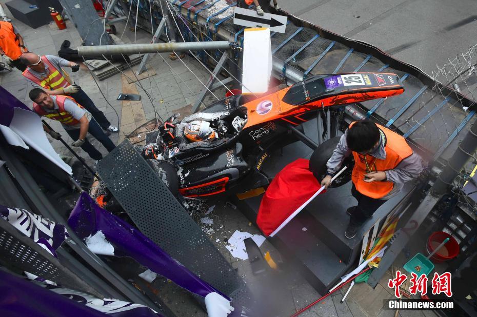 澳门大赛车：赛车失控撞上记者台