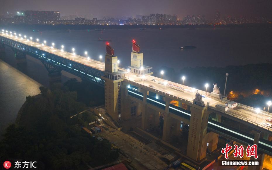 南京长江大桥玉兰花灯开始亮灯调试