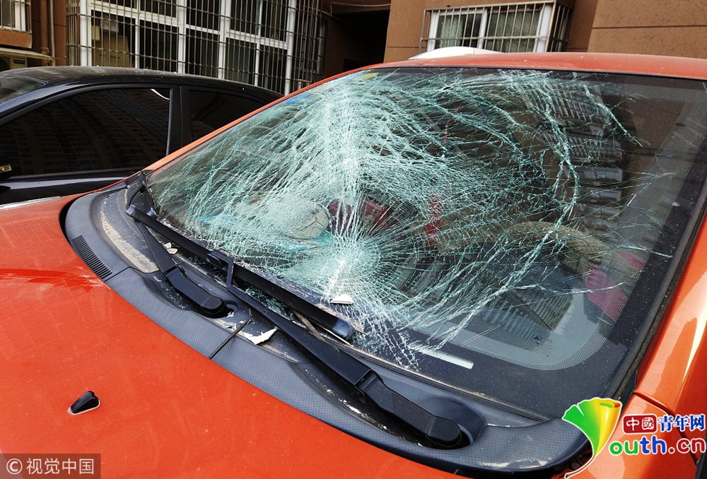 27楼飞下一扇窗砸两轿车 玻璃片割伤保洁员