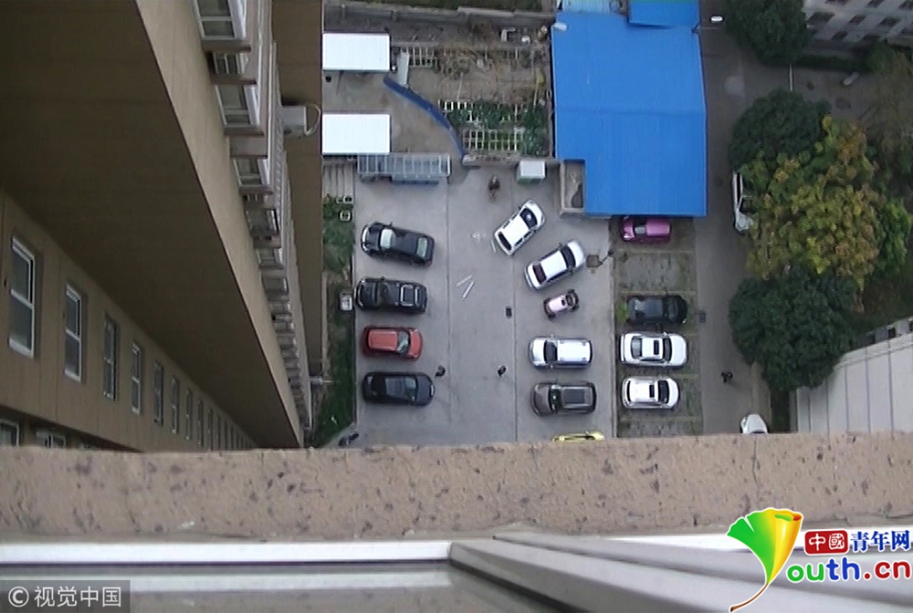 27楼飞下一扇窗砸两轿车 玻璃片割伤保洁员