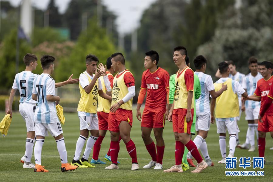 中国青少年足球运动员进驻阿根廷国足基地接受训练