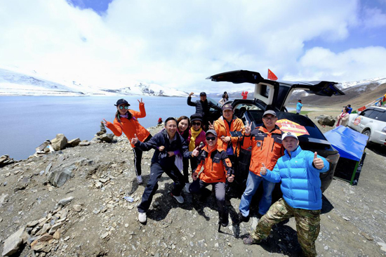 全球首次3辆特斯拉广州自驾16天到达珠峰大本营